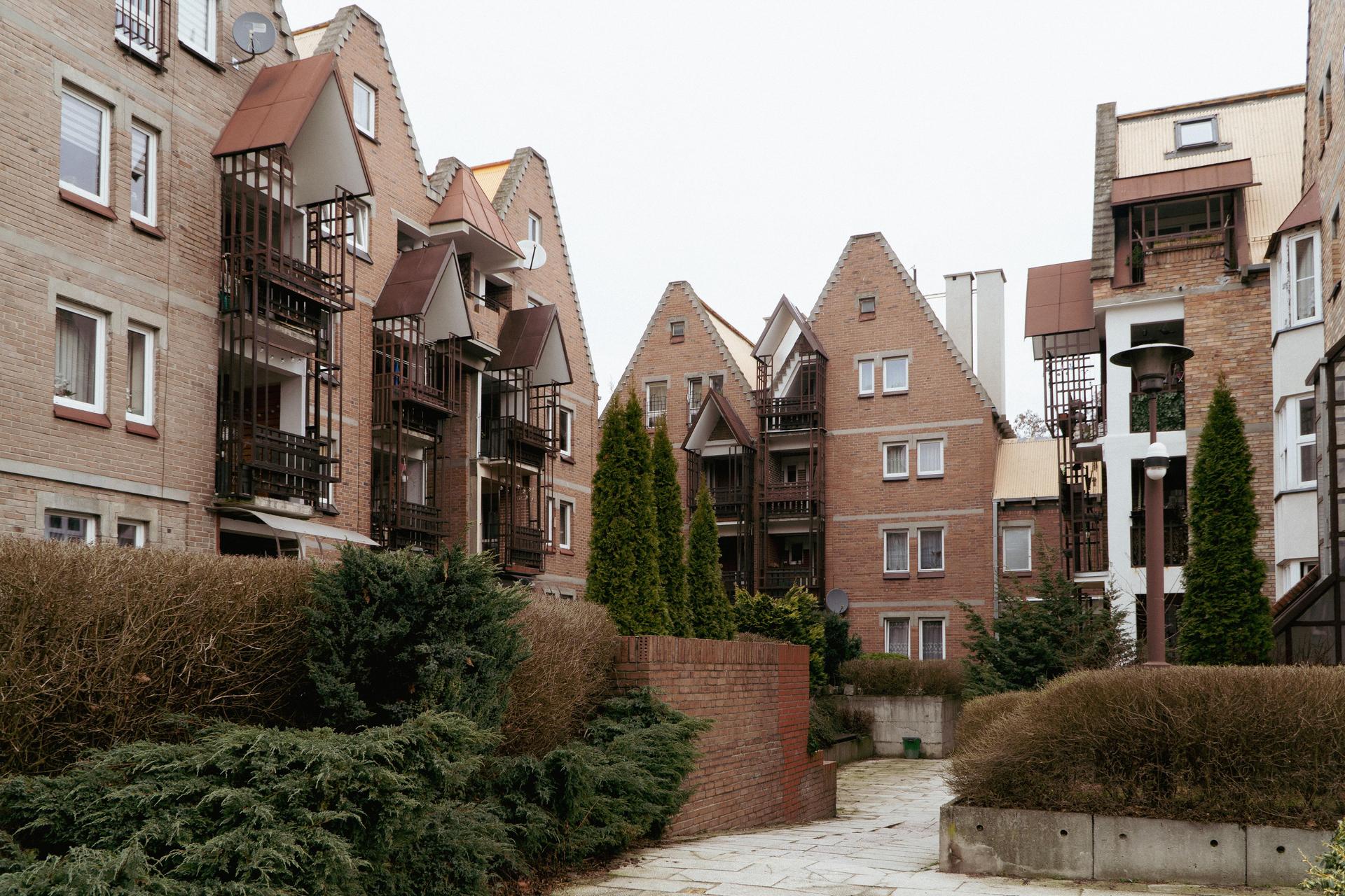 Osiedle Nad Jamną - zdjęcia. Zobacz wyjątkowe osiedle z wielkiej płyty; stoi pod Katowicami