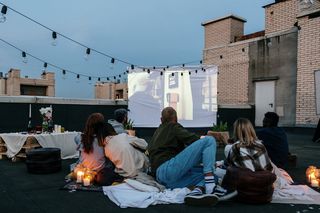 Kino w ogrodzie. Jak urządzić seans filmowy w ogrodzie lub na tarasie?