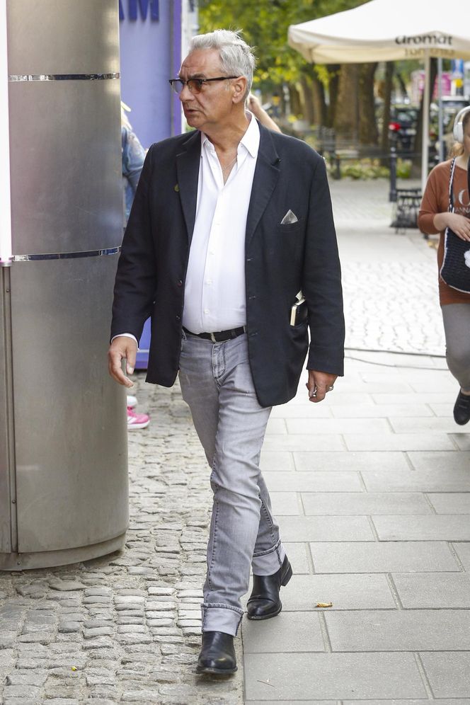 Robert Gonera na chodniku pod TVN