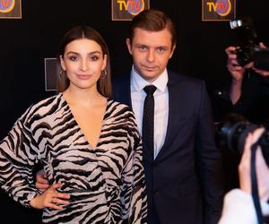 Barwy szczęścia, odcinek 2661: Klara po wypadku nie uwolni się od Modrzyckiego. Bezwzględny reporter wyśmieje seks Pyrków i sprowokuje Huberta do ataku - ZDJĘCIA