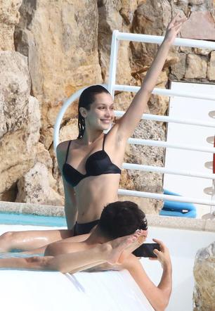 Bella Hadid w bikini w basenie z tajemniczym brunetem