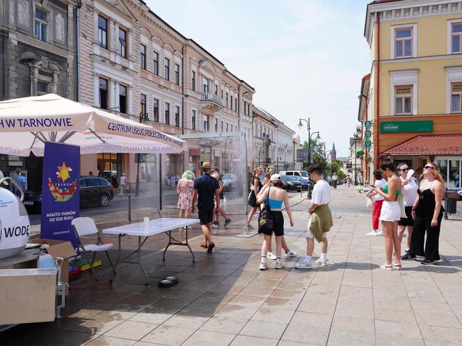 Tarnów walczy z falą upałów. Na ulicach rozdawana jest woda, stanęły również kurtyny wodne