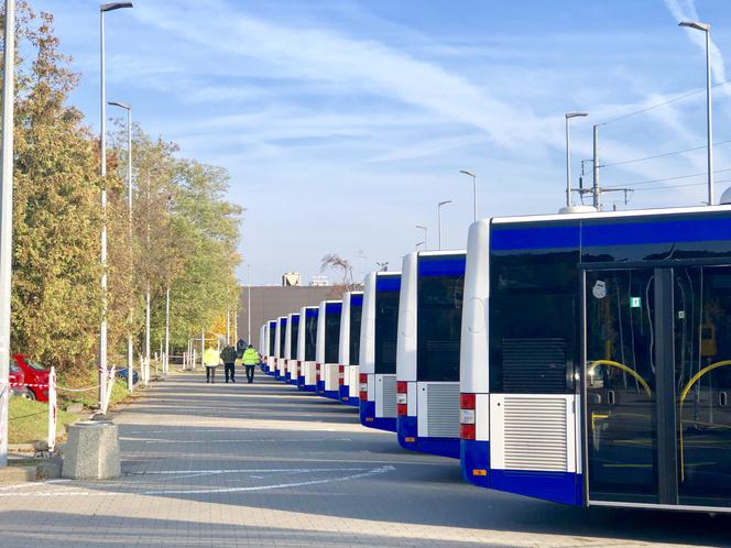 Prezentacja autobusów odbyła się w środę na parkingu pomiędzy Centrum Handlowym Rivera a Gdynia Areną.