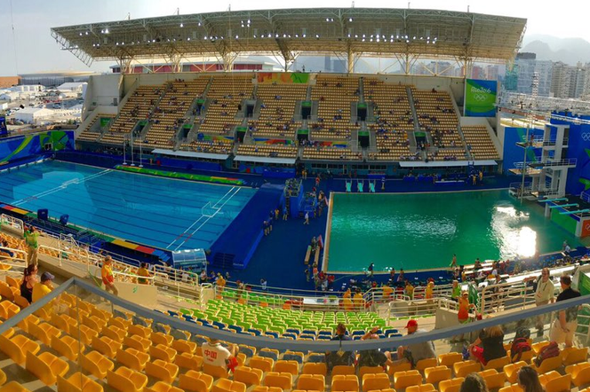 Rio 2016. Co się stało z basenem olimpijskim? Woda zrobiła się zielona!