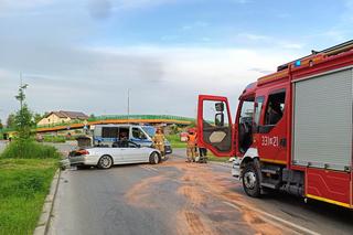 Kompletnie pijany policjant rozbił dwie osobówki. Jego sportowy kabriolet gruchnął w BMW i złamał betonowy słup