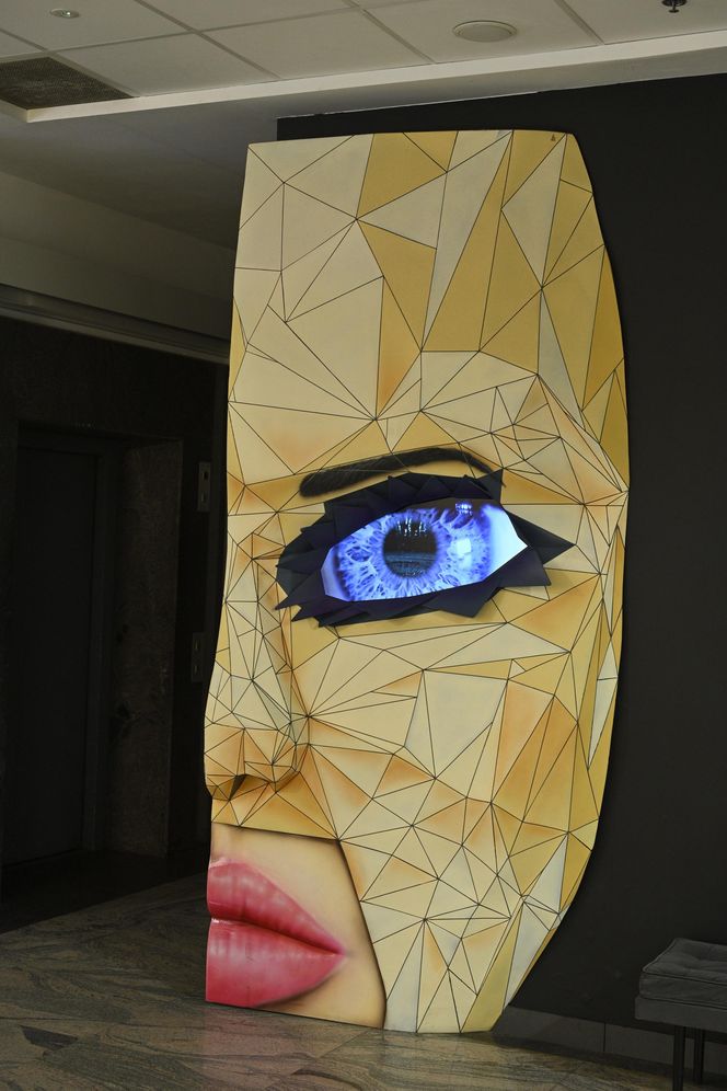 „Jedzenie w ciemności smakuje inaczej”. To jedyna taka restauracja w Warszawie. Odwiedziła ją nawet pierwsza dama