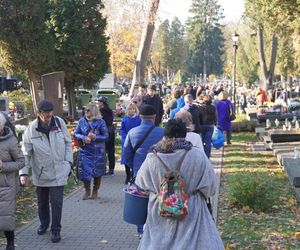 1 listopada na cmentarzu przy ul. Lipowej w Lublinie. Mieszkańcy odwiedzają groby swoich bliskich