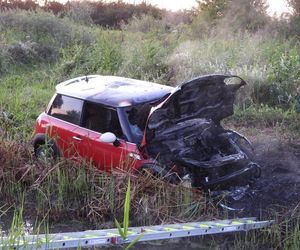 Mini Cooper w ogniu! Kierowca osobówki utknął w błocie i spalił auto