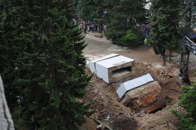 Zburzyli komunistyczny pomnik w Nowogardzie