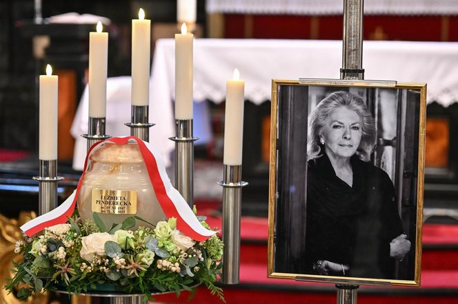 Pożegnali wielką damę polskiej kultury. Kidawa-Błońska przesłała piękny wieniec