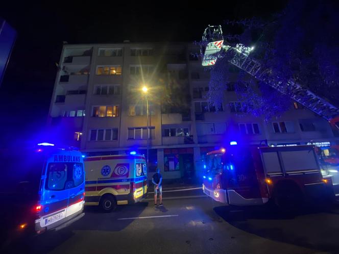 Gigantyczny pożar na Powiślu. Spłonęło mieszkanie w bloku. Jedna osoba trafiła do szpitala