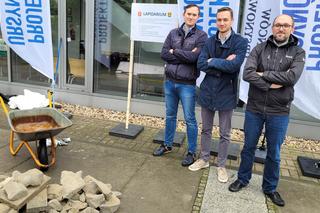 Przed urzędem dzielnicy zbudowano kolejne „Lapidarium”. „Mamy dość urzędniczych absurdów”