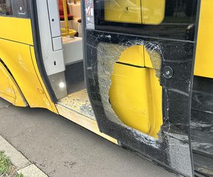 Tramwaj uderzył w busa na Annopolu. Poważny wypadek, motorniczy ranny