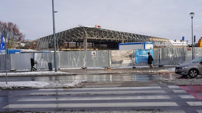 Dworzec Główny w Olsztynie rośnie w oczach. Stoi już metalowa konstrukcja budynku [ZDJĘCIA]