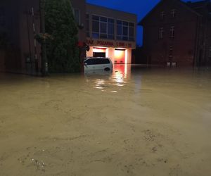 Zalane ulice, woda w budynkach. Dramatyczna sytuacja w Suchaczu i Tolkmicku