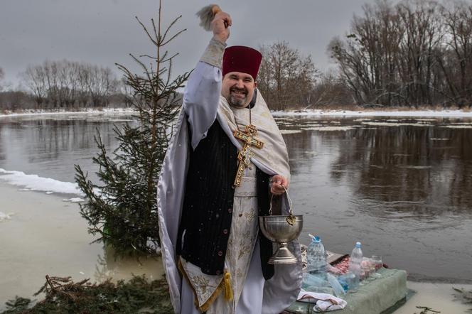 Prawosławni w Sławatyczach obchodzą Święto Jordanu. Woda w Bugu znów poświęcona