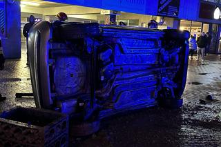 Dachowanie na Bielanach! Skoda huknęła w fiata, są ranni