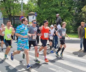 Wings For Life World Run 2025 w Poznaniu. Ponad osiem tysięcy uczestników uciekało przed Małyszem