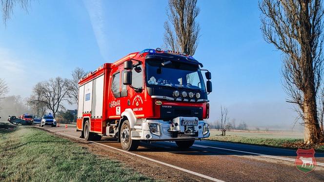 Dachowanie osobówki pod Sokołowem Podlaskim. Jedna osoba nie żyje, druga trafiła do szpitala
