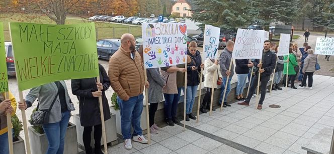 Protest mieszkańców pod Urzędem Gminy Cieszków! Likwidacja szkoły w Pakosławsku odłożona w czasie