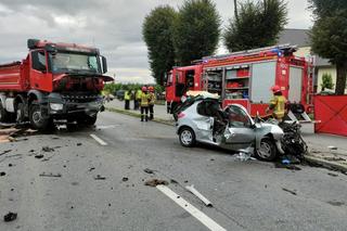 Świniarsko. Tragiczne zderzenie osobówki z ciężarówką. Nie żyje młody kierowca peugeota