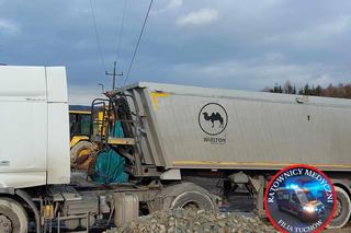 Nieszczęśliwy wypadek koło Tuchowa. Kierowca ciężarówki został porażony prądem