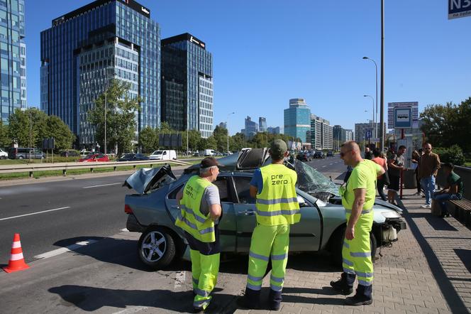 Wypadek w Alejach Jerozolimskich. Samochód uderzył w autobus. Kierowca osobówki nie żyje