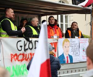 Protest rolników 20 marca przed Lubelskim Urzędem Wojewódzkim w Lublinie