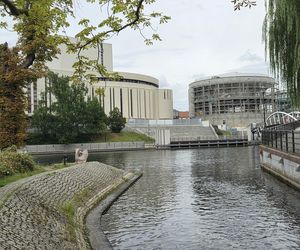 Szklana fasada Opery Nova nabiera kształtów. Rozbudowa wkracza w decydującą fazę!