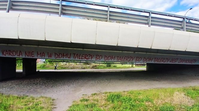 "Kultowy" napis "Karola nie ma w domu talerzy..." powrócił w nowej odsłonie