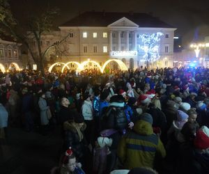 Orszak Świętego Mikołaja i choinka w Rynku w Kielcach