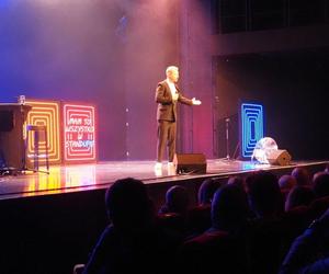 Maciek Stuhr w stand up-ie w Teatrze Rozrywki w Chorzowie