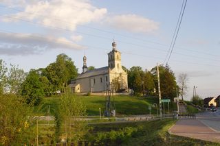 To najdłuższa wieś w Świętokrzyskiem. Głosi to napis na pamiątkowym kamieniu