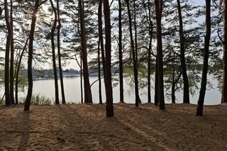 Spokojne wrześniowe popołudnie nad Jeziorem Bialskim w Białce