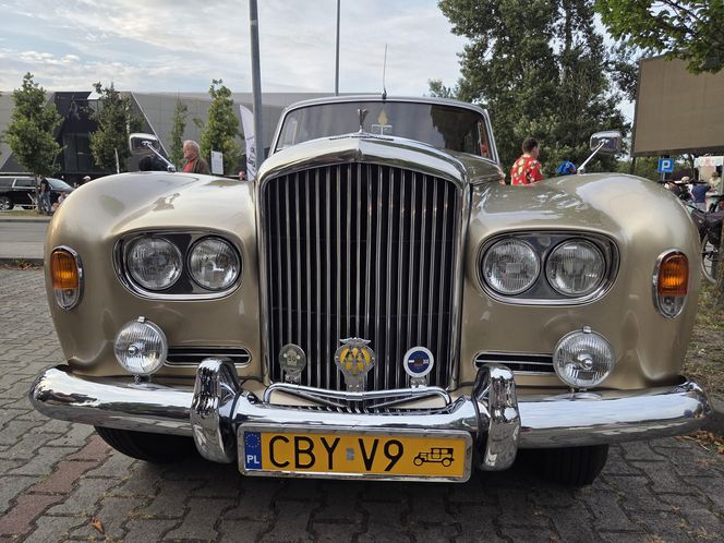 Klasyczna motoryzacja znów zachwyciła Bydgoszcz. „Bydgoskie Klasyki Nocą” przy Torbydzie