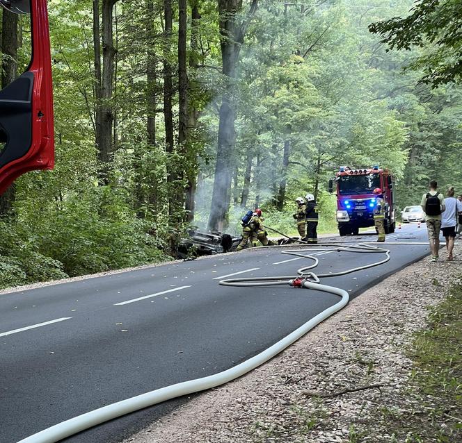 Dachował ,jego auto stanęło w ogniu. Nikt nie zdołał mu już pomóc