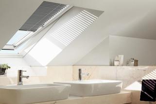 Montaż okien dachowych w łazience na poddaszu. Jak wybrać okno i gdzie umieścić?
