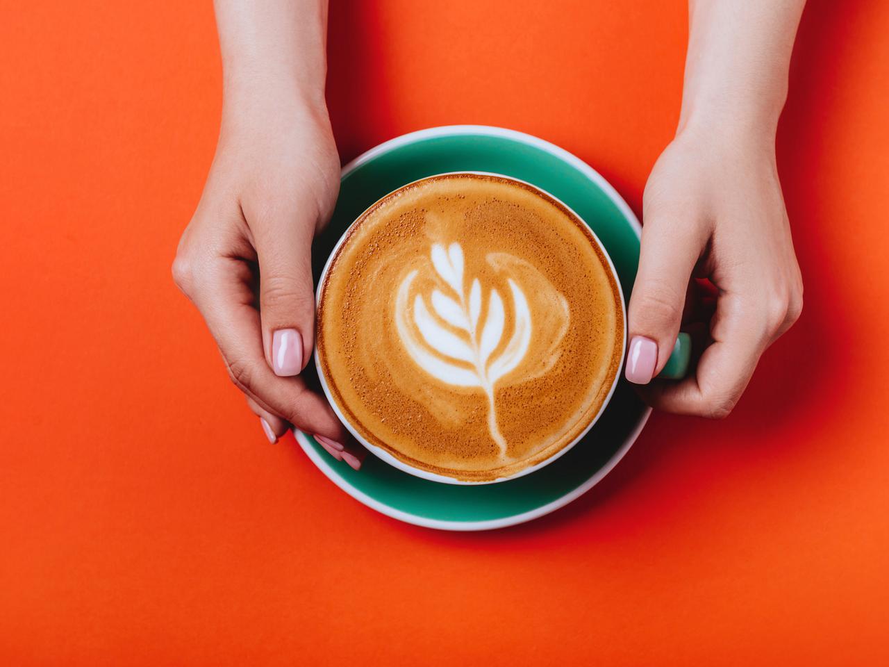 Pijesz kawę rano? Lepiej rób to dopiero po śniadaniu!