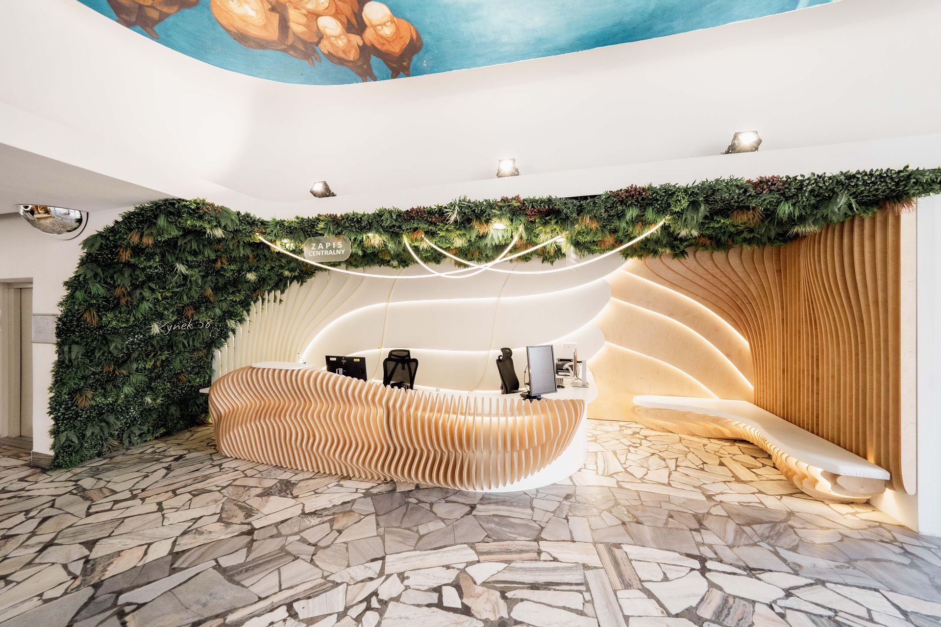 Galeria pod Plafonem i strefa wejściowa Dolnośląskiej Biblioteki Publicznej na rynku