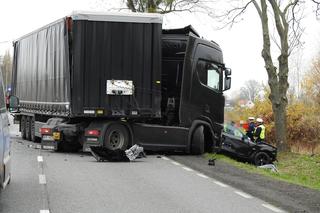 Horror na DK 62. Kierowca bmw zakleszczony w zmiażdżonym bmw. Nie przeżył