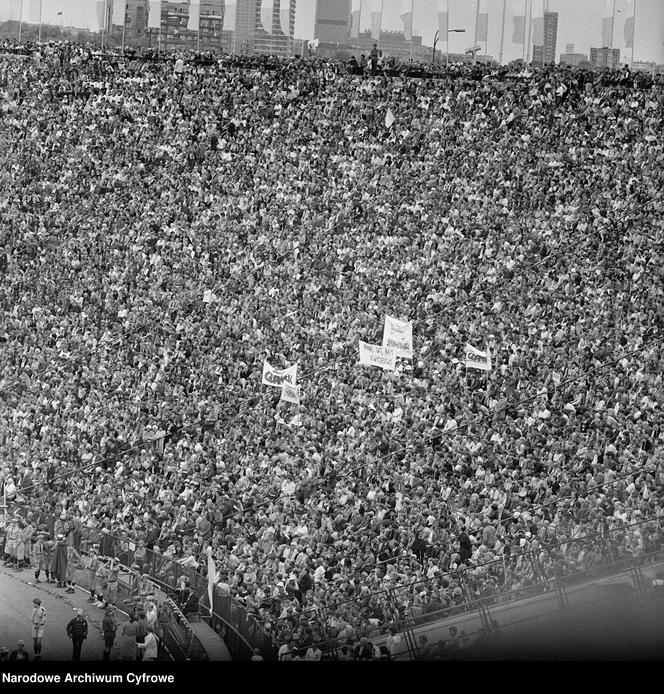 Stadion X-lecia. Pobyt papieża Jana Pawła II w Warszawie podczas II pielgrzymki do Polski w 1983 r.