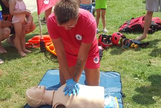 Pokazy ratowników WOPR na plaży miejskiej w Żywcu