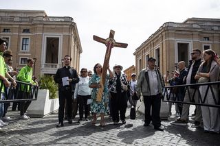 Papież Franciszek nie żyje. Wierni modlą się na Placu Św. Piotra