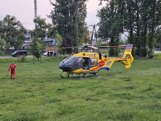 Pruszków. Przed szpitalem wpadł hulajnogą pod BMW. 21-latek w stanie krytycznym