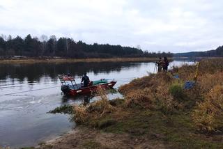 Nowogród. Z dna Narwi wydobyli sowiecką łódź [ZDJĘCIA]