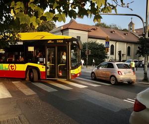 Pasażerowie komunikacji w Warszawie wściekli jak nigdy. 100 minut w korku. Wszystko stoi