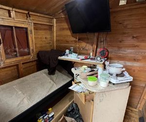 Nalot policji na ogródki działkowe. Zatrzymali 33-latka i jego żonę. 9-miesięcznę niemowlę wciągnięte w przestępczy proceder