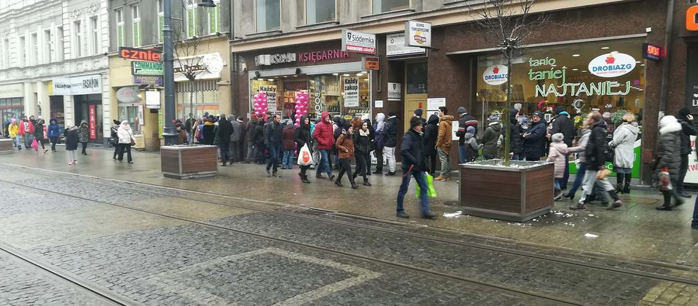 Ogromne kolejki po pączki! Rekordziści stoją po nie godzinami