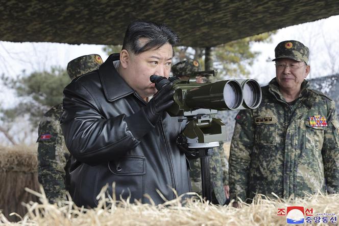 Kim Dzong Un ma "pociąg rozkoszy". Seksowne konduktorki i przepych