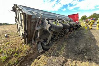 Śmiertelny wypadek pod Bełchatowem. 25-letni motocyklista wjechał pod koła ciężarówki [ZDJĘCIA].